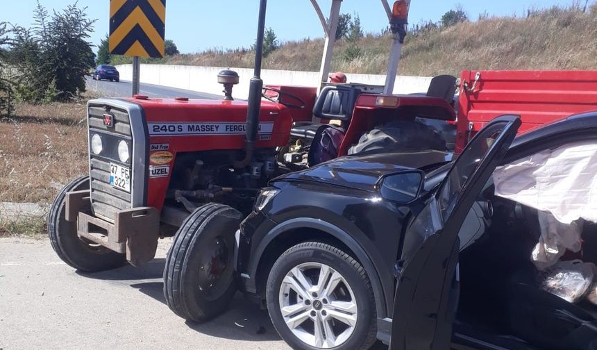 Otomobil traktöre çarptı: 1 yaralı