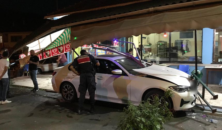 Kontrolden çıkan lüks otomobil, kahvehaneye daldı: 2 yaralı