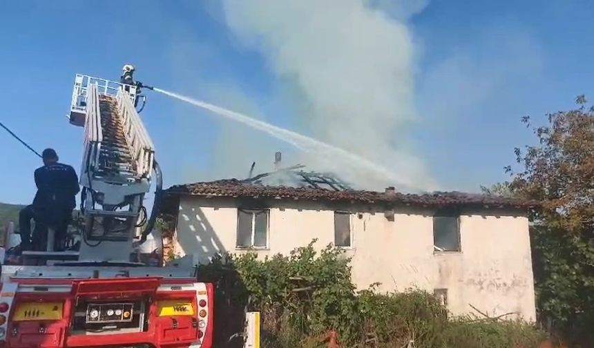 İki katlı evde yangın paniği: 1 kişi dumandan etkilendi