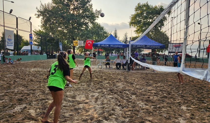 Gölcük'te plaj voleybolu turnuvası başladı