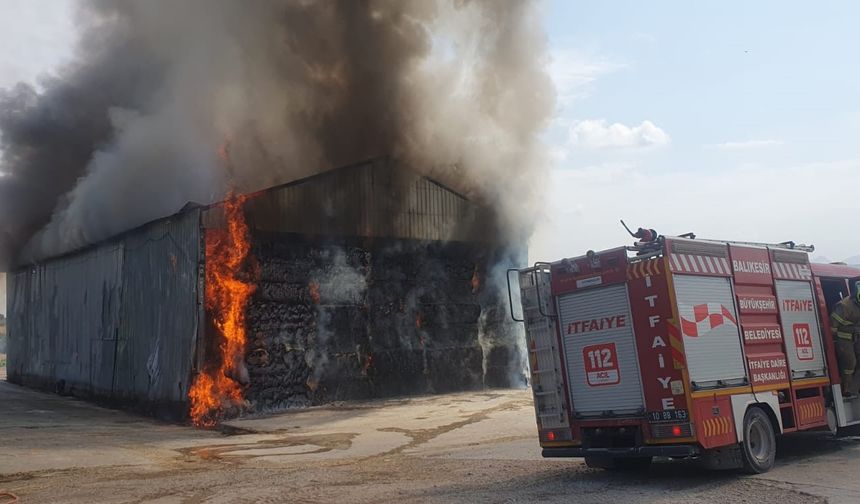 Balıkesir Susurluk’ta yangın: Saman deposu yok oldu