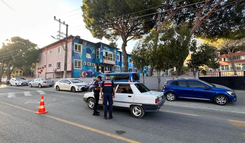 Jandarmadan okul önlerinde ve servis araçlarında denetim