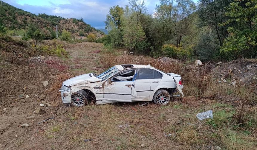 Yoldan çıkan otomobil şarampole devrildi: 2 yaralı