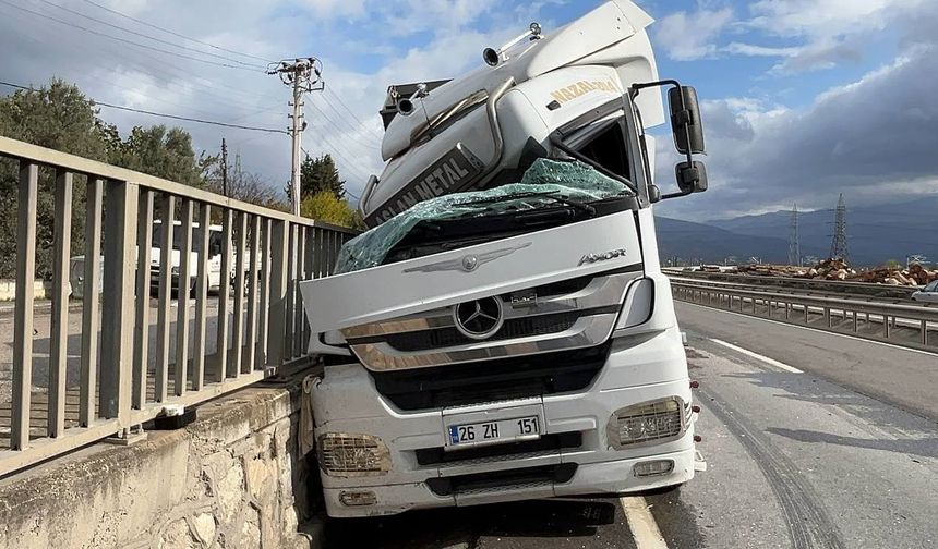 Kamyonun sıkıştırıp yoldan çıkarttığı tır, beton bariyerlere çarptı