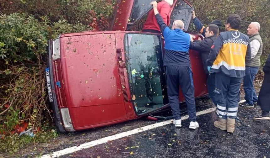 Alaplı'da otomobil kaza yaptı; 3 yaralı