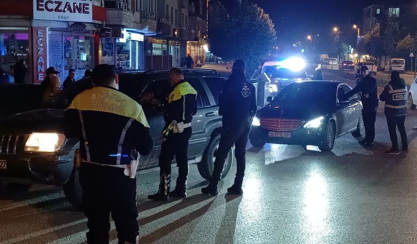 Narkotik köpekli uygulamada araçlar didik didik arandı