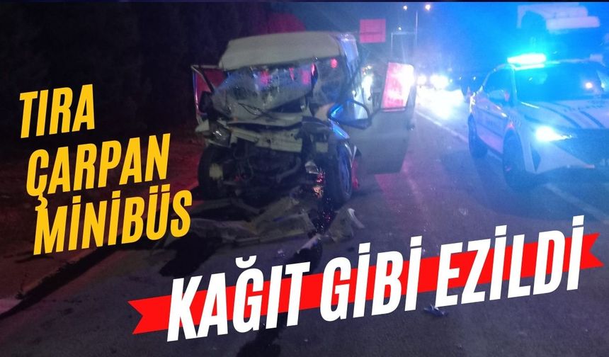 Tıra çarpan minibüs kağıt gibi ezildi: 2 yaralı