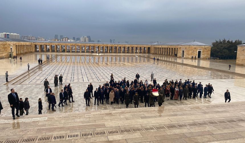 Ankara Valisi Şahin ve ABB Başkanı Yavaş, Atatürk'ün Ankara'ya gelişinin 105. yılı dolayısıyla Anıtkabir'i ziyaret etti
