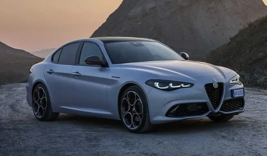 Alfa Romeo'dan geri adım: Yeni Giulia benzinli motorla geliyor