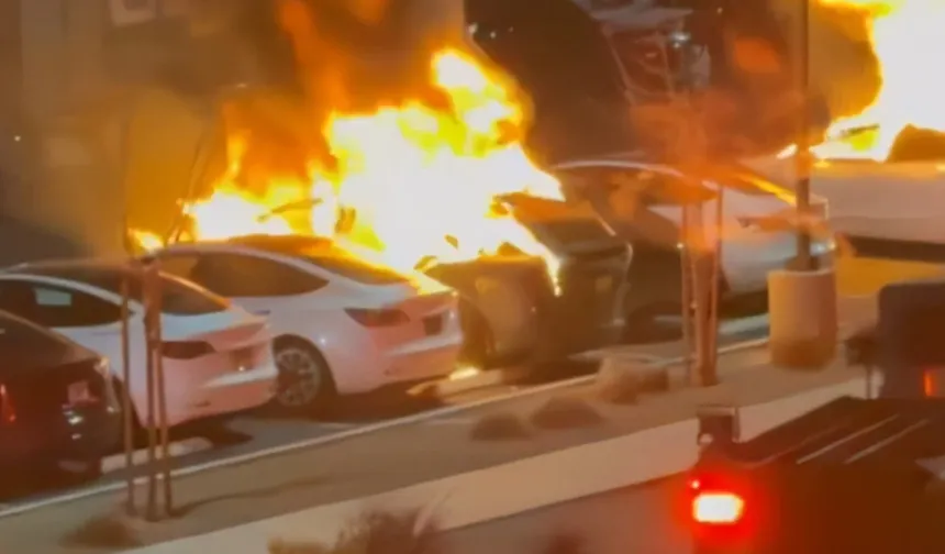 ABD'de Tesla'ya silahlı saldırı düzenlendi