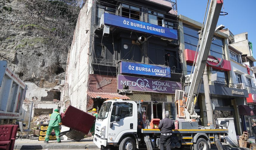 Tophane Surları'nın önündeki son binalar da yıkılıyor