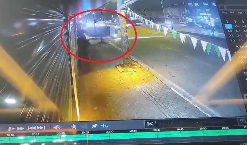 Işık ihlali yapan araç taklalar atarak durabildi... Kaza anı kamerada