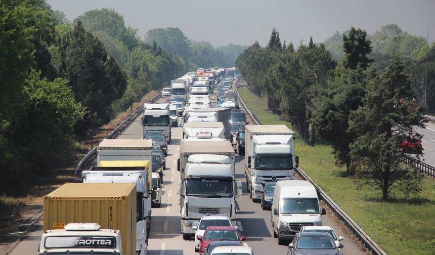 Otoyolda lastiği patlayan tır, bariyerlere çarptı: Bölgede uzun araç kuyrukları oluştu