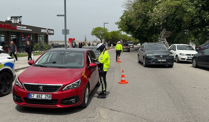 Zonguldak'ta trafik denetimi; sürücülere evrak kontrolü yapıldı