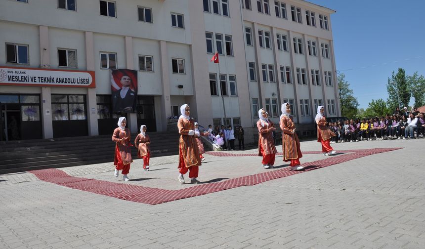 Bulanıklı öğrencilerden yılsonu etkinliği