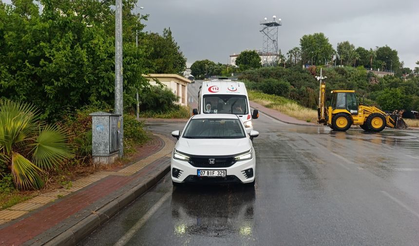Yağışlı hava rampada kazaya neden oldu: 3 araç birbirine girdi, 1 yaralı