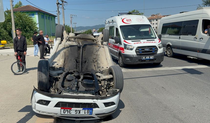 Yayaya yol veren otomobile çarpıp takla attı: 3 yaralı