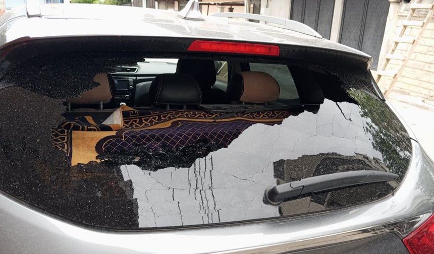 Siirt'te fırtına nedeniyle arabalar hasar aldı