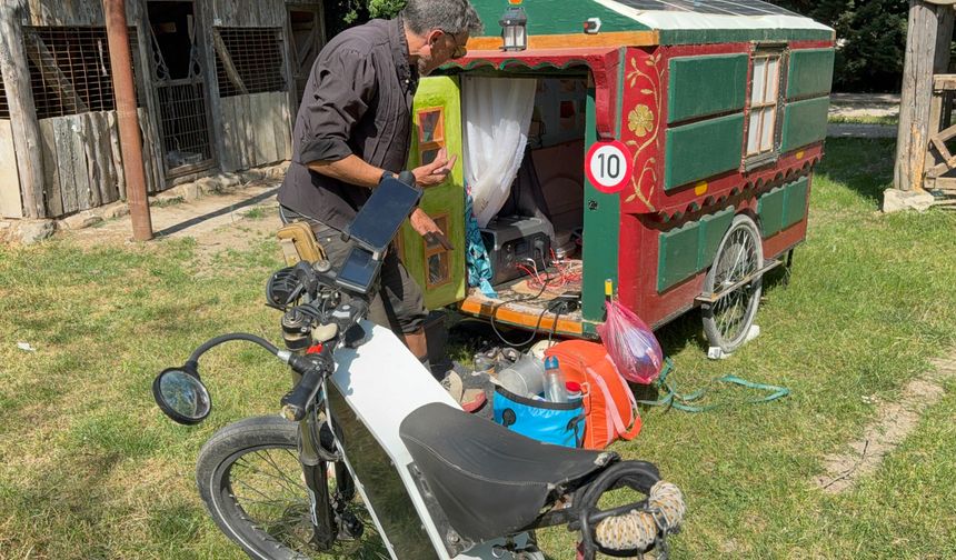 Kendi yaptığı karavan ile dünya turuna çıktı