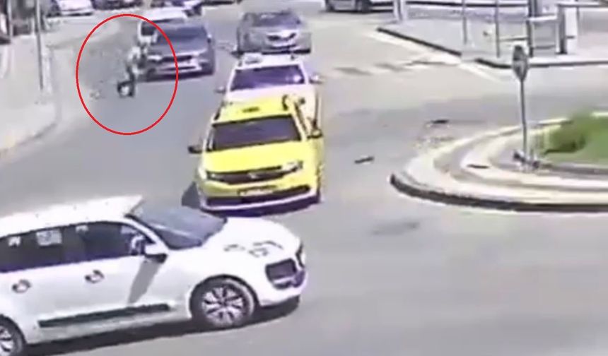 Görenleri hayrete düşüren kaza kamerada... Otomobilin çarpmasıyla savruldu hiçbir şey olmamış gibi yoluna devam etti