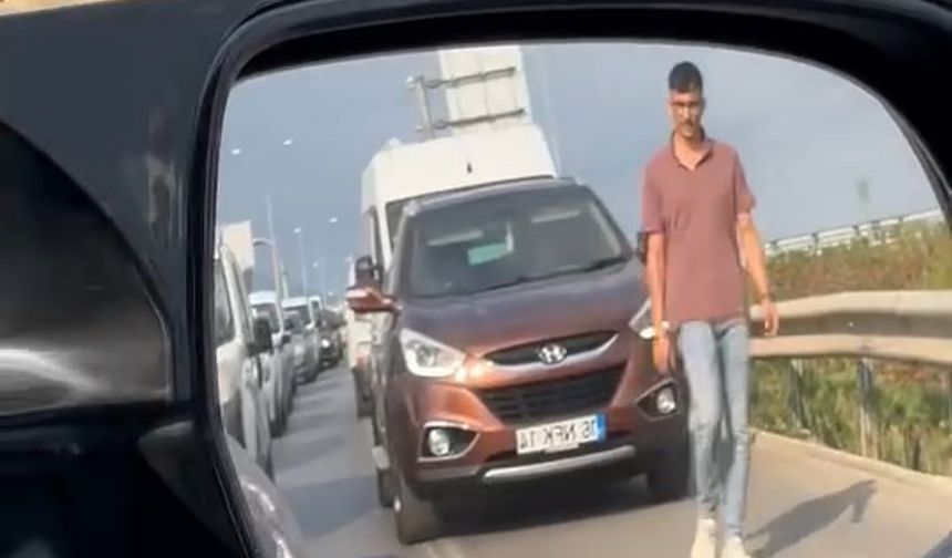 Emniyet şeridini ihlal edenleri, yürüyerek cezalandırdı