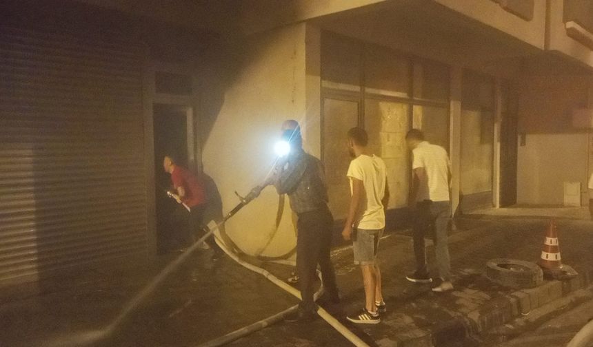 İş yerinde yangın paniği: Dumanlar apartmanı sardı