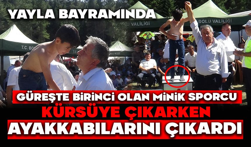 Yayla bayramında güreşte birinci olan minik sporcu kürsüye çıkarken ayakkabılarını çıkardı