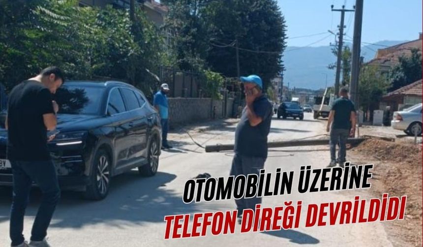 OTOMOBİLİN ÜZERİNE TELEFON DİREĞİ DEVRİLDİ