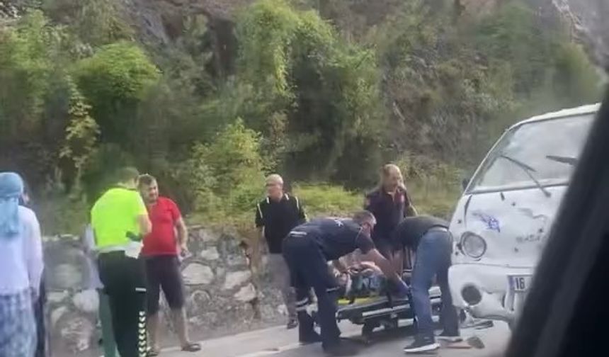 Bursa’da kamyonet otomobile çarptı: 4 yaralı