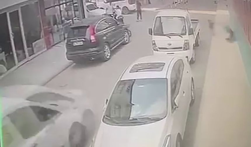 Aniden yola fırlayan çocuk hafif ticari aracın altında kaldı: Feci kaza kamerada