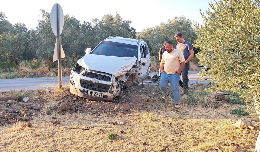 Hatalı sollama kazayı beraberinde getirdi: 3 araç birbirine girdi
