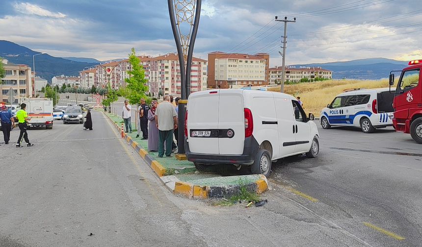 Hafif ticari araçla çarpışan otomobil apartmanın bahçesine uçtu: 3 yaralı