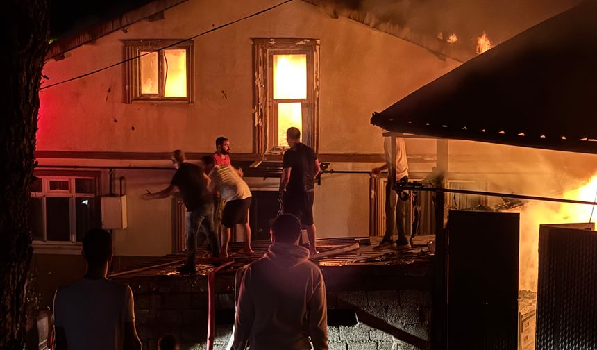 Zonguldak’ta alevler geceyi aydınlattı: 4 ev 1 yeri kullanılmaz hale geldi