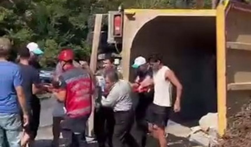 Kontrolden çıkan hafriyat kamyonu devrildi