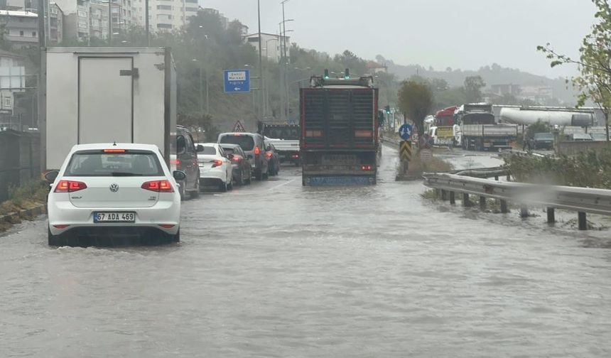 Zonguldak’ta şiddetli yağış ulaşımı aksattı