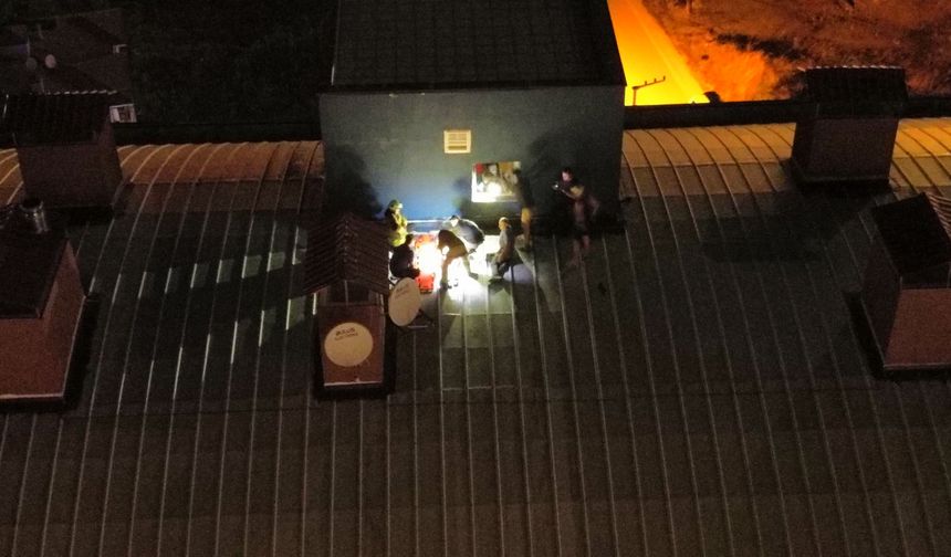 Genç kız çatıya çıktı, kurtarmak isteyenlerle birlikte mahsur kaldı