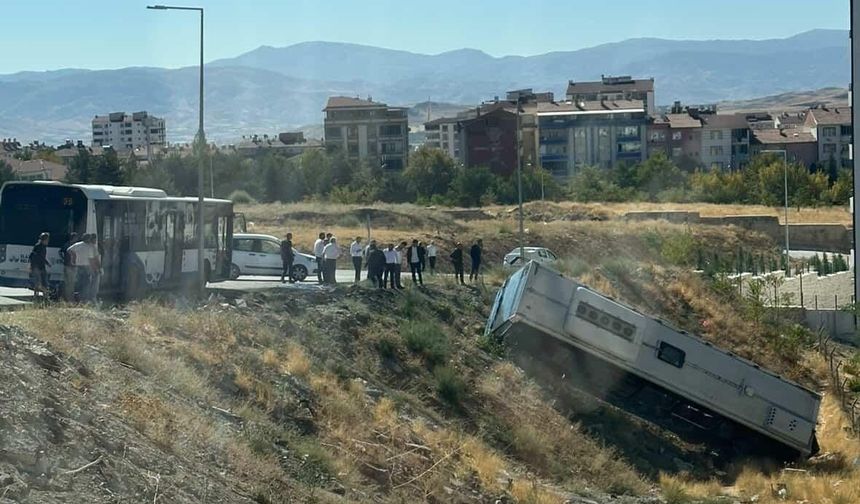 Elazığ’da park halindeki otobüs şarampole yuvarlandı