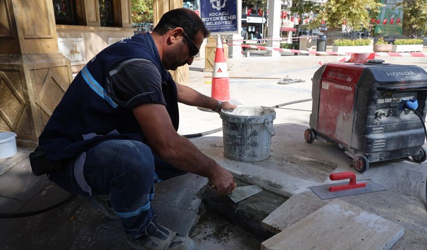 Tarihi caminin kırık taşları ve zemini onarılıyor