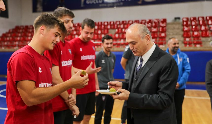 Başkan Faruk Özlü’den voleybolculara baklava ikramı