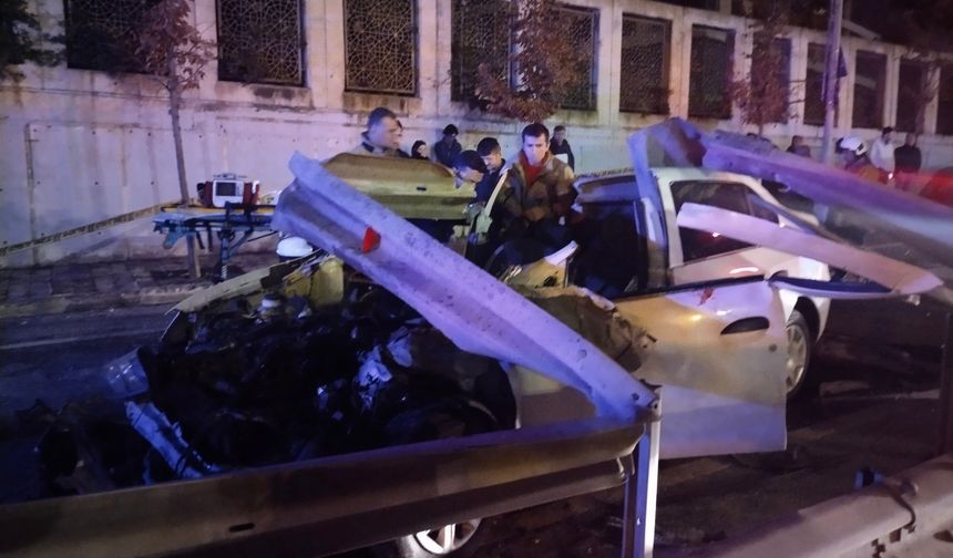 Ümraniye'de kontrolünü kaybeden otomobil bariyere girdi: 1 ölü