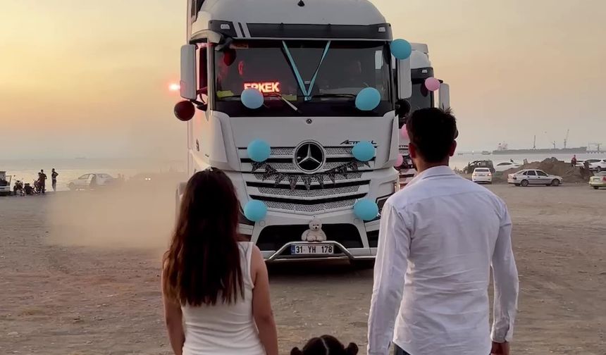 Tır şoförü ve eşi, evlatlarının cinsiyetini tırlarla düzenlenen partide öğrendi