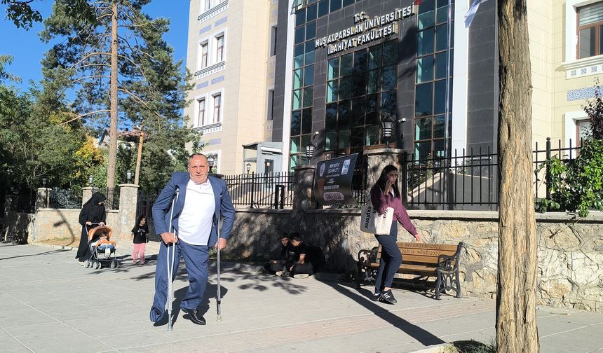 Muş Alparslan Üniversitesi'nde engelli vatandaşlardan "çalışmayan asansör" tepkisi