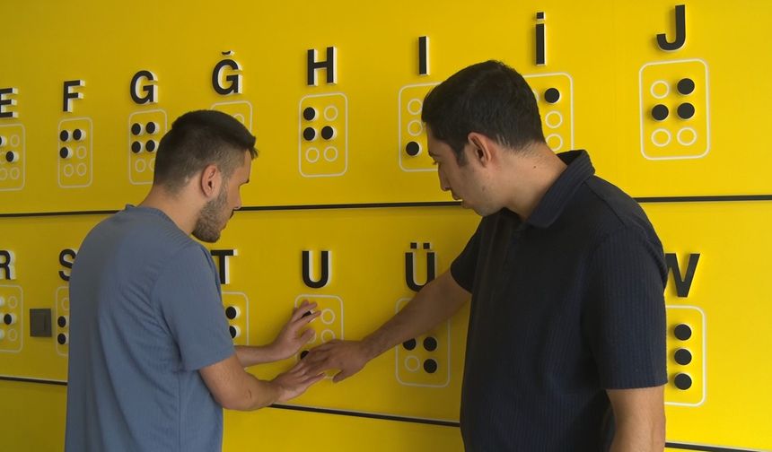 Görme engelli eğitmen öğrencilerine 'bağımsızlığı' hediye ediyor
