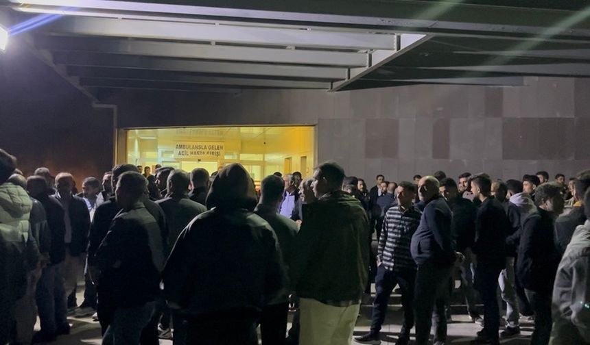 Bursa’da göçük altında hayatını kaybeden iki kardeşin yakınları hastaneye akın etti