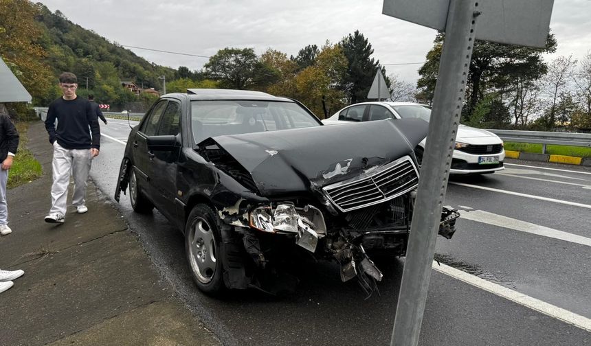 Kontrolden çıkan otomobil bariyere çarparak durabildi