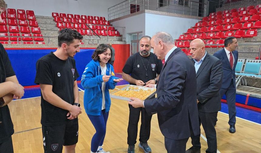 Başkan Özlü voleybolcuların ağzını tatlandırdı