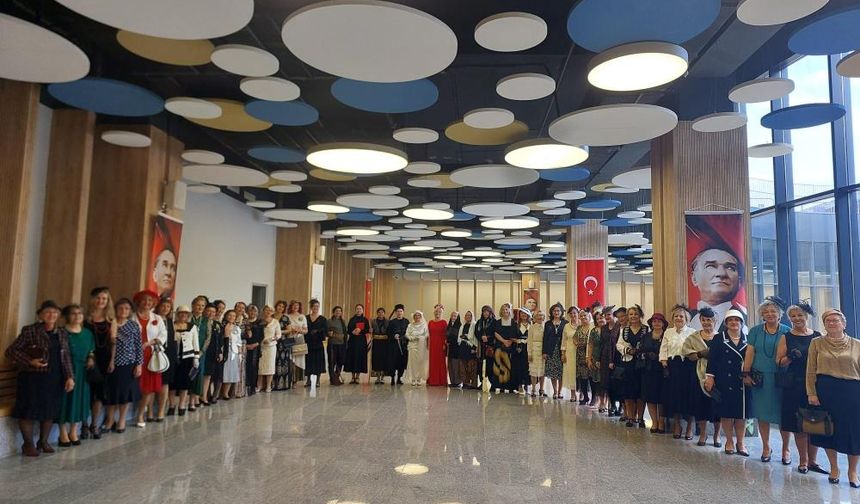 Nilüfer Kadın Korosu'ndan Cumhuriyet defilesi