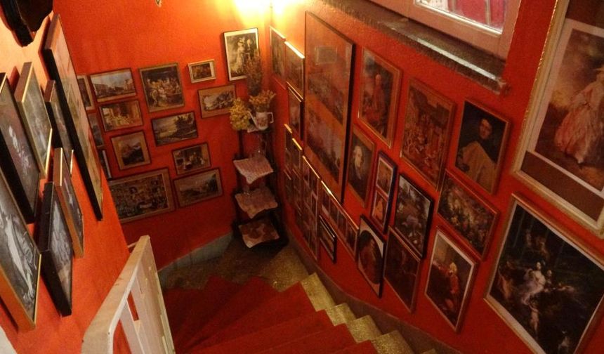 Paris'ten Bursa'ya uzanan antika hikayesi: Kolilerde bekleyen eşyalarla müze gibi kafe kurdu