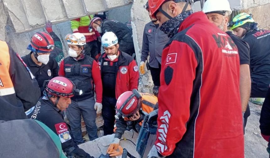 Kartepe Belediyesi ekipleri, Gebze'deki arama-kurtarma çalışmalarına katıldı