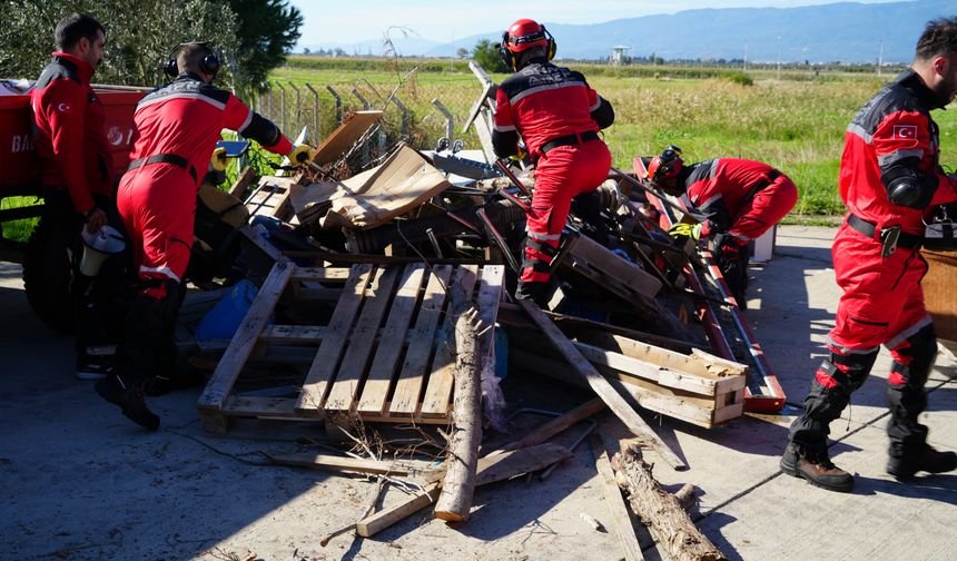 Balıkesir'deki 6.1'lik depremin ardından Koca Seyit Havalimanında ekipler kurtarma tatbikatı yaptı